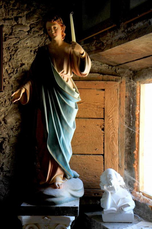 Tra sacro e profano Tra sacro e profano